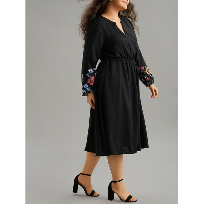 Elegant premium waist V-neck embroidered dress